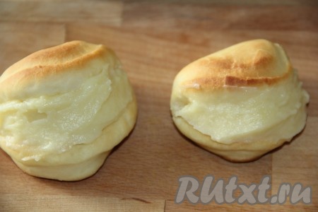 Сделать разрез по середине булочки, как бы раскрывая её. Вложить в разрез каждой сдобной булочки 2 чайные ложки заварного крема (крема должно быть много).
