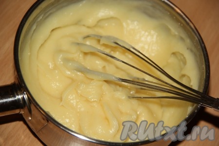 Варить заварной крем, постоянно помешивая, на среднем огне до закипания, затем дать провариться ещё пару минут (до загустения), не переставая помешивать. Загустевший крем снять с огня.
