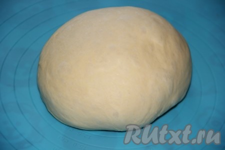 Для замешивания сдобного теста нужно соединить тёплое молоко (температура молока не должна быть выше 40 градусов), дрожжи и сахар, перемешать и оставить минут на 10-15 (до появления на поверхности пенной шапочки). В запенившуюся дрожжевую смесь всыпать муку и соль. Замесить нежное, слегка липнущее тесто, затем влить растительное масло и ещё раз вымесить. Оставить тесто на 1,5 часа в миске, накрыв полотенцем. По прошествии времени тесто, хорошо увеличившееся в объёме, обмять, скатать в шар и оставить на столе на 15-20 минут.
