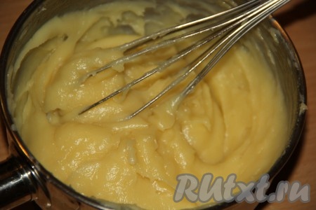 Перемешать так, чтобы масло соединилось с кремом. Полностью остудить заварной крем.
