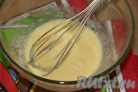 Тщательно перемешать массу венчиком. 