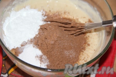 Добавить какао, разрыхлитель, соль, ванилин.