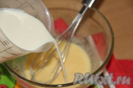 Затем влить молоко и перемешать.