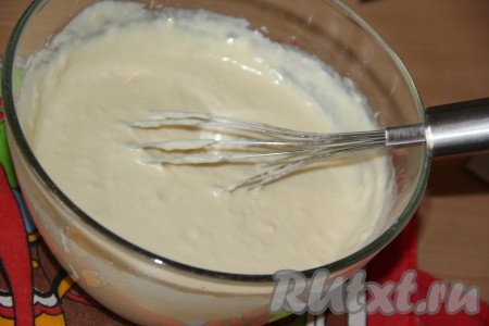Перемешать тесто венчиком до однородности.