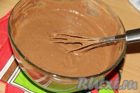 Перемешать тесто до однородного состояния. Оно получится в меру густым и воздушным.
