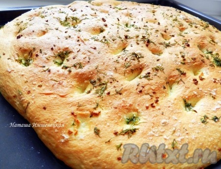 Вкусная, пышная, ароматная фокачча с чесноком готова.