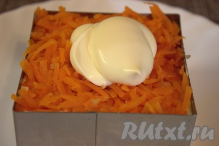 Следующим слоем выложить натёртую морковь, тоже смазать майонезом.
