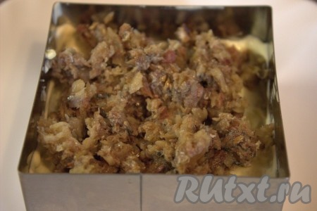 Банку со шпротами открыть, слить лишнее масло, рыбку размять вилкой на небольшие кусочки. Поверх картофеля ровным слоем выложить шпроты, смазать майонезом.
