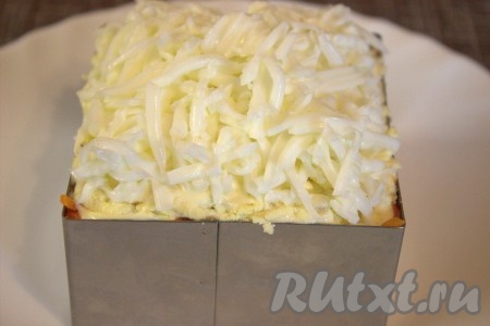 Далее выложить натёртые на средней тёрке яйца (я отделила белки от желтков, сначала выложила слой натёртых желтков, слегка смазала майонезом, а затем выложила пышной шапочкой натёртые белки). Дать салату настояться при комнатной температуре минут 15.
