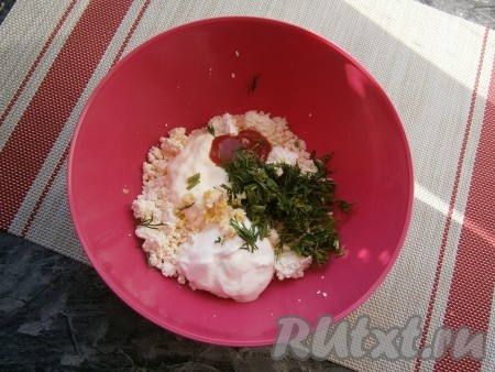 Сюда же добавить измельчённый чеснок и мелко нарезанную зелень укропа.
