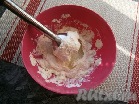 Взбить получившуюся массу погружным блендером до гладкого, однородного состояния.
