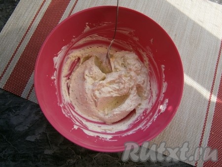 Также влить 0,5 чайной ложки лимонного сока и массу хорошенько перемешать.
