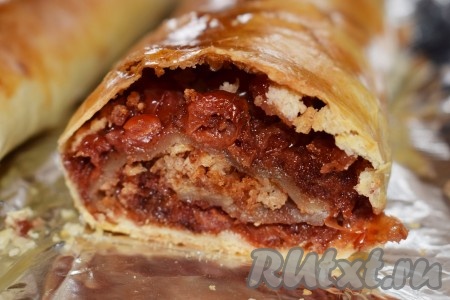 Такая выпечка, благодаря добавленным в неё сухарикам, не получается мокрой, но становится очень сочной.
