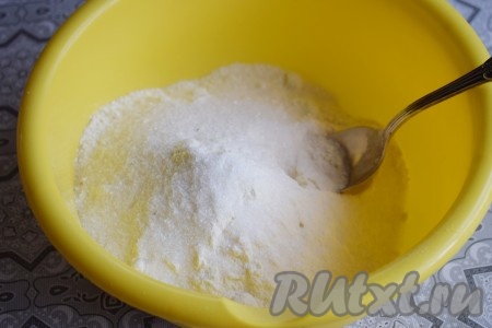 Приготовим тесто для штруделя, для этого в миску насыпаем муку, добавляем сахар и соль, хорошо перемешиваем мучную смесь.
