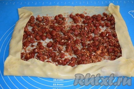 Затем заворачиваем края теста с трёх сторон (как на фото).
