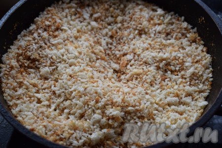 Сухари измельчаем в блендере до крошки. Я использовала сухари крупного помола для панировки, предварительно подсушив их на сковороде до золотистого цвета.
