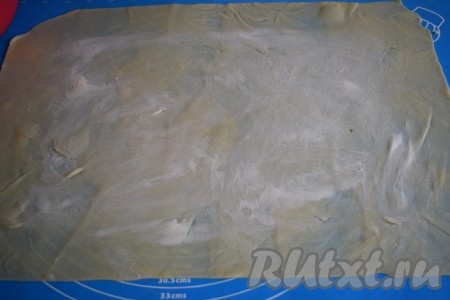 Далее по центру смазываем тесто размягчённым сливочным маслом.
