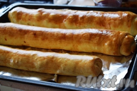 Готовые штрудели будут чудесно пахнуть вишней, корицей и свежей выпечкой.
