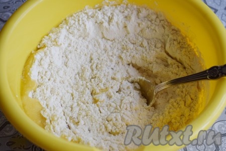 В микроволновой печи растопим сливочное масло в течение 30-40 секунд. Тёплое растопленное масло добавим к мучной смеси, затем вольём воду комнатной температуры.