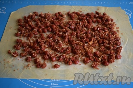 Выкладываем половину нашей начинки, оставляя края теста без начинки.
