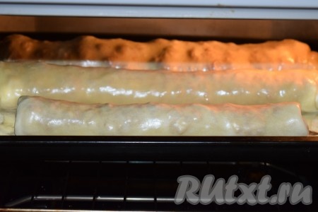 Подготовленные штрудели с вишней отправляем в разогретую духовку и выпекаем 40-45 минут при температуре 190 градусов.
