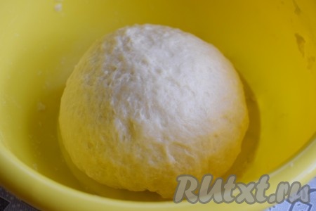 Далее продолжаем замешивать тесто руками. По консистенции тесто должно получиться упругим и не липнущим к рукам, на вид оно будет слегка ноздреватым. Накрываем тесто плёнкой и даём ему отлежаться, примерно, 20 минут при комнатной температуре.
