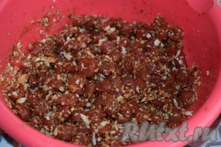 Добавляем сухари к вишне и перемешиваем. Наша начинка для штруделя готова.
