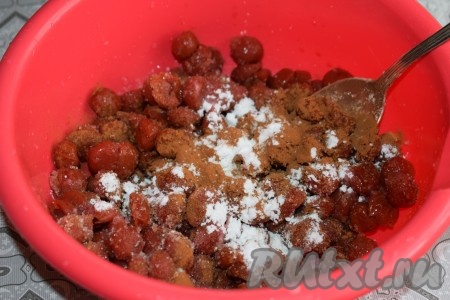 В это время приготовим нашу вишнёвую начинку. Из вишни удалим косточки (если используете замороженную вишню, тогда разморозьте её, а сок, выделившийся при разморозке, слейте). К ягодам добавим сахар, крахмал и корицу, перемешаем.
