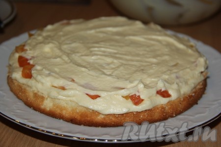 Поверх фруктов выложить слой крема.

