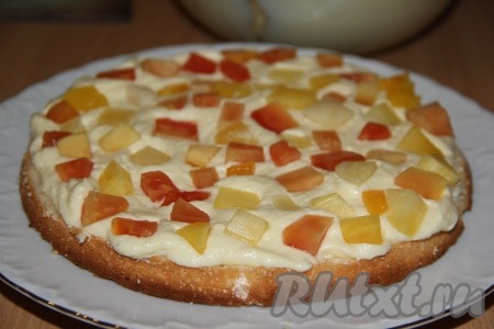 Поверх крема выложить кусочки консервированных фруктов.
