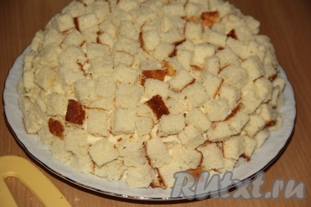 Третий корж (я взяла корж, который был вторым при разрезании бисквита (был в середине)) нарезать на кубики размером 1,5х1,5 см. Выложить в один слой кубики бисквита по всей поверхности торта.
