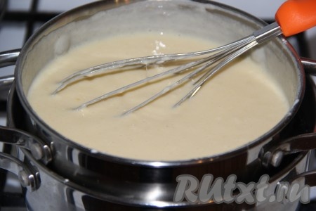 Содержимое кастрюли перемешать венчиком и поставить на огонь.&nbsp;
