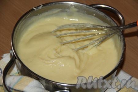 Постоянно помешивая, довести содержимое кастрюли до кипения на среднем огне, а затем варить заварной крем, не прекращая помешивать, минуты 3 (до загустения). Снять заварной крем с огня и полностью остудить. Я готовила крем накануне и на ночь поставила в холодильник.
