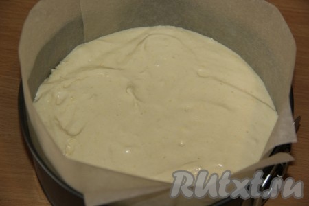 Низ и бока формы (у меня разъёмная форма диаметром 28 см) выстелить пергаментом, затем выложить тесто и разровнять.
