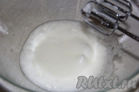 Вначале приготовим бисквит. Взять 6 яиц, аккуратно разделить их на белки и желтки. Взбить белки с солью в пышную пену с помощью миксера.
