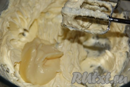 Сливочное масло предварительно размягчить при комнатной температуре. Взбить масло миксером в течение 3 минут, затем по 1 столовой ложке добавлять заварной крем, не прекращая взбивать.
