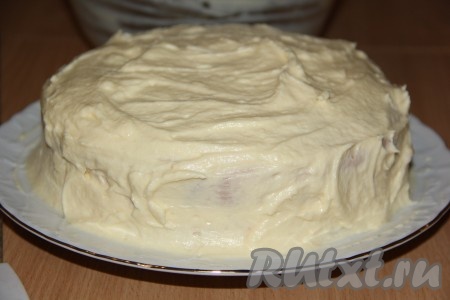 Обмазать верх и бока торта кремом. У меня ушёл весь крем.