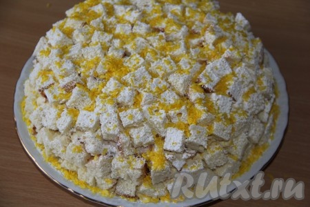 В таком виде оставить торт "Мимоза" для пропитки на ночь. Я накрыла торт стеклянным куполом и поставила в холодильник на ночь. Готовый пропитавшийся тортик присыпать сахарной пудрой и, по желанию, жёлтой кокосовой стружкой.
