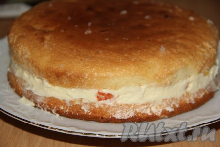 Поверх крема выложить следующий корж (который при разрезании был верхом бисквита), прижать его слегка и пропитать сиропом.&nbsp;
