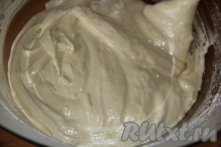 Тесто аккуратно перемешать лопаткой до однородного состояния. Тесто получится в меру густым и очень воздушным.
