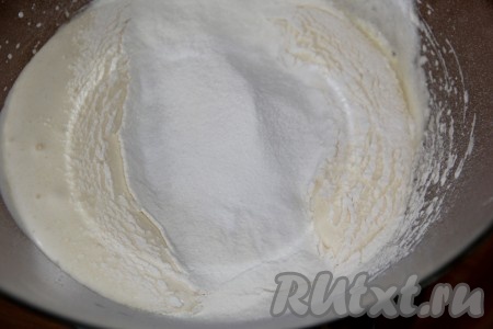 Затем всыпать в массу просеянную муку.