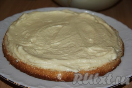 Смазать корж кремом. 



