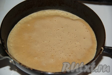 Хорошо раскалить сковороду, смазать растительным маслом, уменьшить огонь до среднего, налить половник кофейного теста и, равномерно его распределив, жарить блин до подрумянивания снизу.&nbsp;