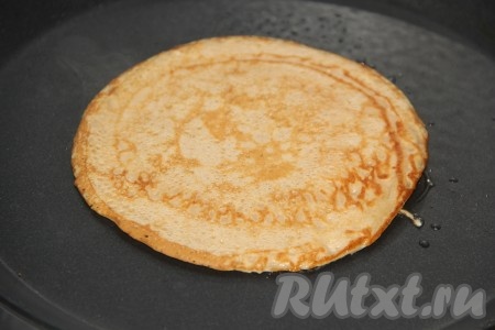 Перевернуть и жарить до золотистости с другой стороны, а затем переложить на тарелку. Таким же образом приготовить все блины, периодически перемешивая блинное тесто в миске и по мере необходимости смазывая сковороду маслом перед жаркой очередного блина. Пока будете жарить блинчики, кофейный аромат наполнит ваш дом. Я готовила блины сразу на двух сковородках. Блинчики хорошо переворачиваются в процессе жарки.