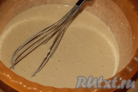 Частями добавляя оставшуюся муку и полностью вмешивая её, замесить негустое и очень ароматное кофейное тесто для приготовления блинов.