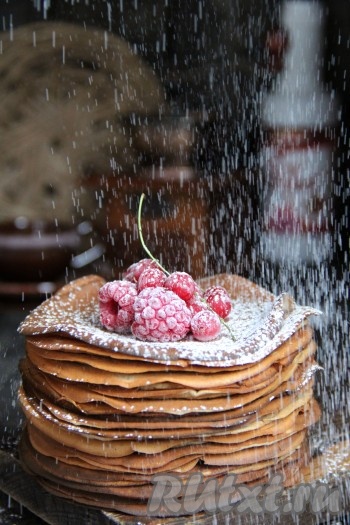 Кофейные блины, замешанные на молоке, получаются тонкими, нежными, к столу подаём их с чашечкой кофе или чая, дополнив сахарной пудрой, мёдом или вареньем.