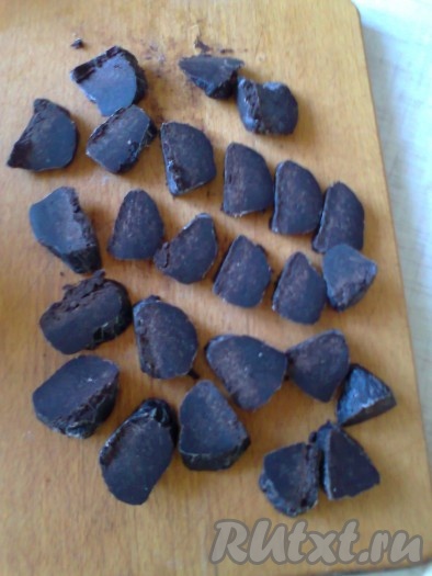 Разрезать тесто лучше от краев к центру. Достаньте из морозилки начинку и разрежьте её на 4 части, а затем каждую ещё на 6 частей, чтобы получилось 24 кусочка.