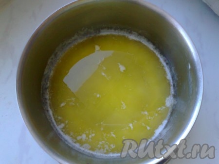 Я поставила в духовку с включённой лампочкой. Тесто хорошо поднимется. Пока поднимается тесто, приготовьте шоколадную начинку. Для этого в небольшой кастрюльке растопите масло, слегка остудите.