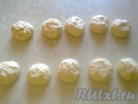 Подкатайте части теста в шары.