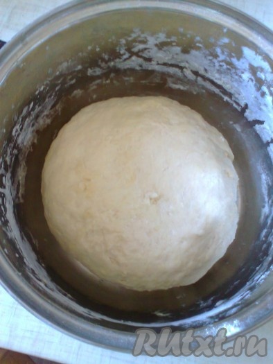 Сформируйте из теста шар.